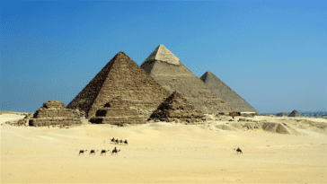 La vitesse de la lumière coïncide avec la latitude des Grandes Pyramides, mais c'est juste une coïncidence