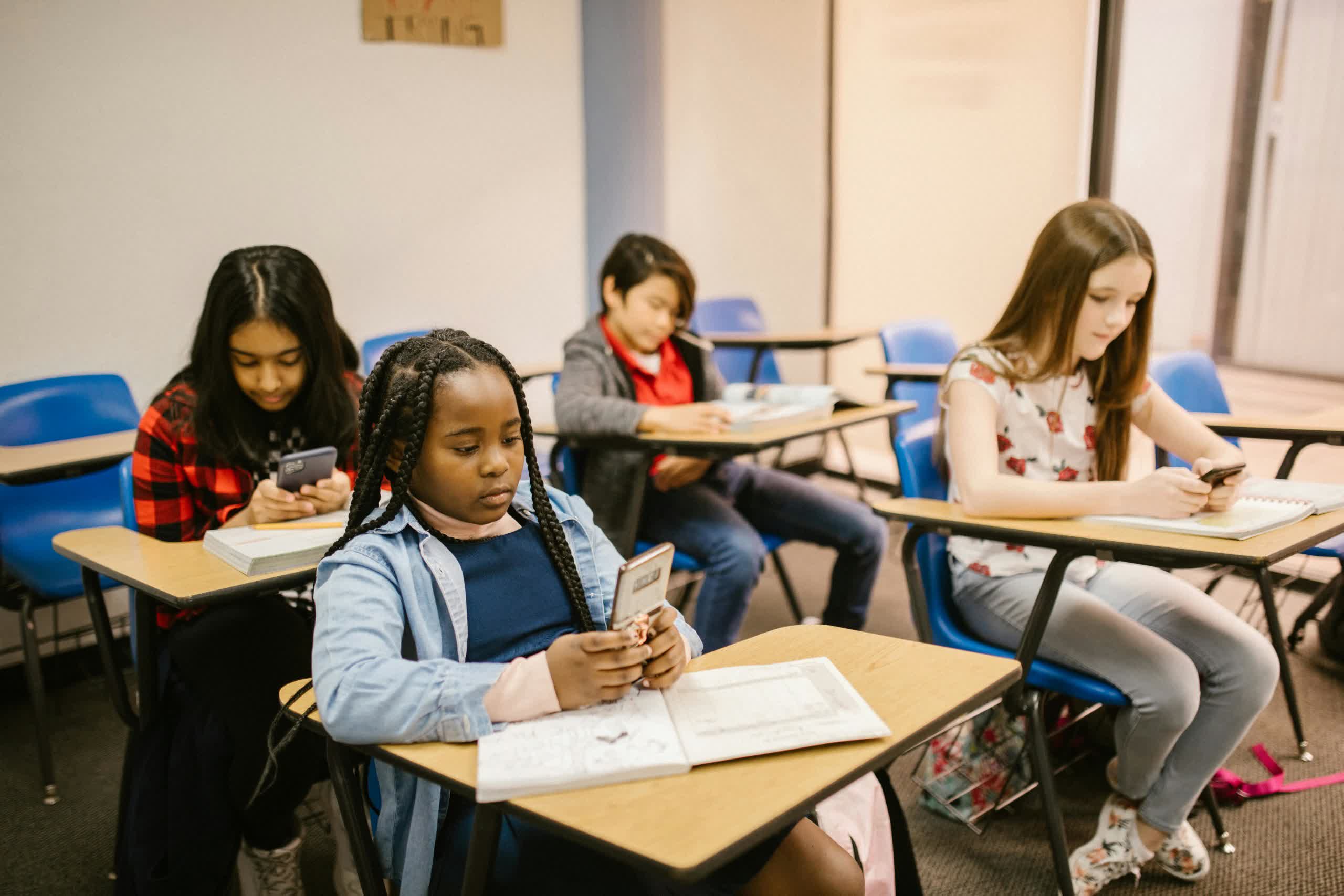 Le gouverneur de Californie soutient de nouvelles mesures visant à restreindre l'utilisation des smartphones pendant la classe 2 Le gouverneur de Californie soutient de nouvelles mesures visant a