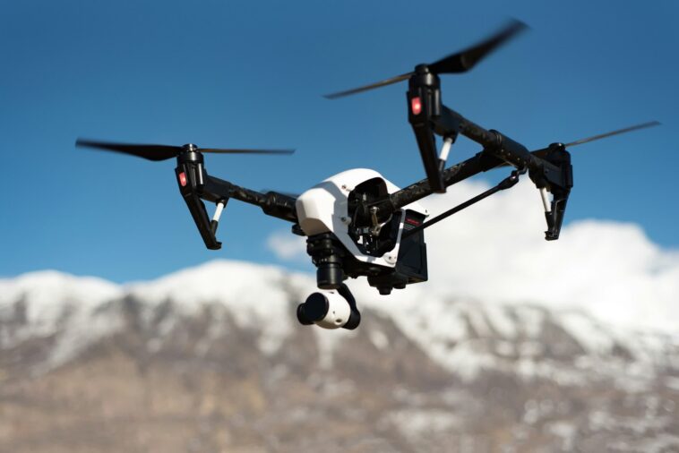 Les préoccupations en matière de confidentialité et de surveillance augmentent à mesure que de plus en plus de policiers utilisent des drones 1 Privacy and surveillance concerns rise as more police use drones as first responders