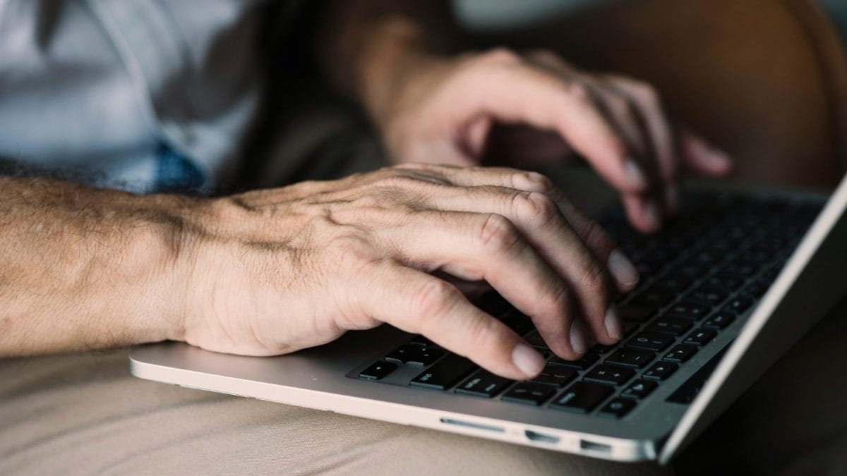 Mon père s'est suicidé après avoir perdu ses économies: la faute dû à une escroquerie sur internet 2 Image