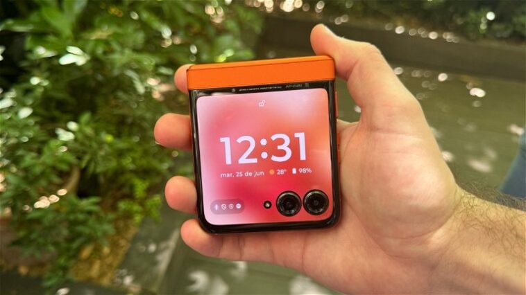Nouveaux razr 50 et 50 ultra: Motorola va à fond dans l'intégration de l'IA, la résistance aux immersions et le téléobjectif dans les téléphones pliables de type coquillage 1 Nouveaux razr 50 et 50 ultra: motorola va à fond avec l'intégration de l'IA, résistance aux immersions et téléobjectif sur des pliables de type coquillage