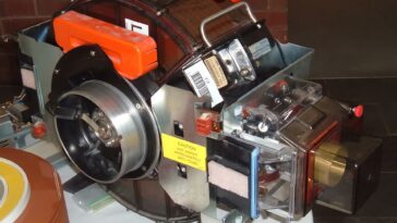 Quel était le poids du tout premier disque dur de 1 Go ?