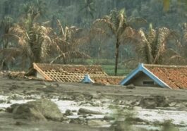 Un village détruit par un lahar en Indonésie. Crédit : Wikipedia