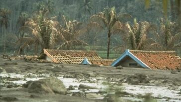 Qu'est-ce que la "lave froide" et pourquoi les lahars sont-ils si dangereux 19 Un village détruit par un lahar en Indonésie. Crédit : Wikipedia