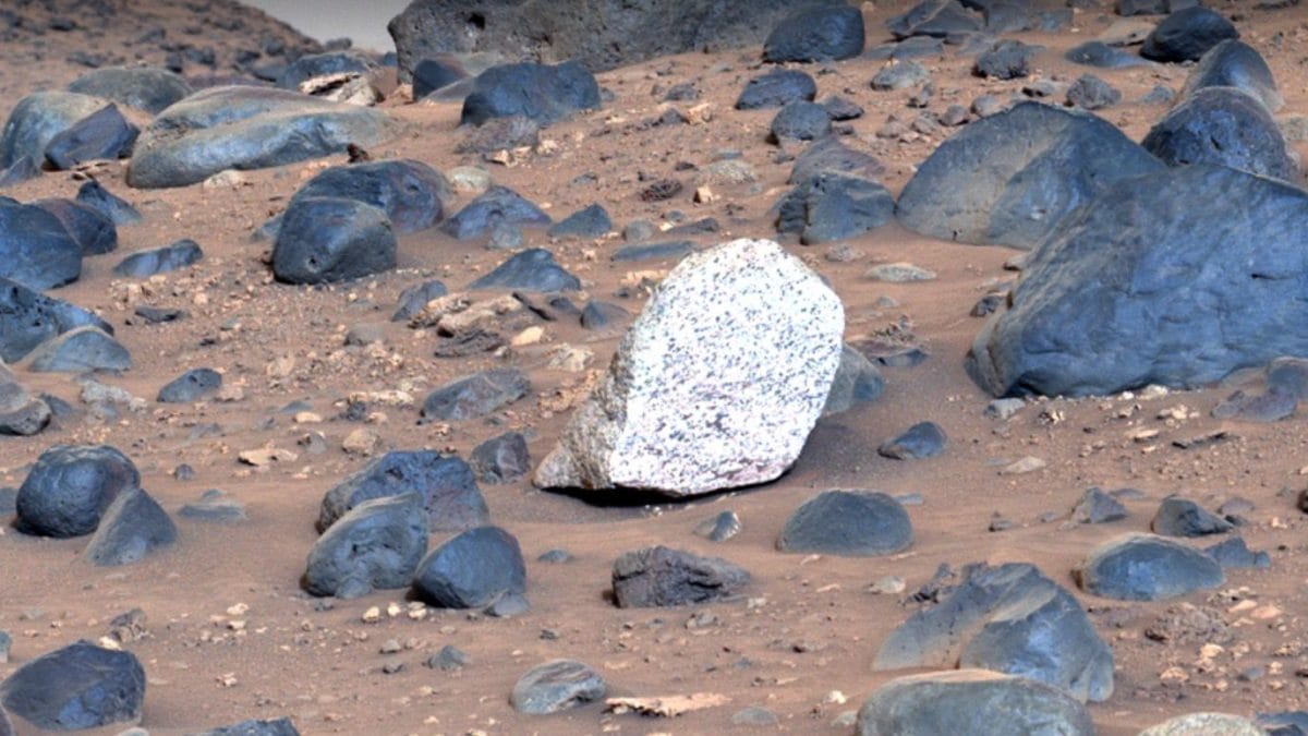 Rocher mystérieux découvert sur Mars: il est blanc et scintillant, différent de tous les autres 2 La strana roccia scoperta su Marte. Credit: NASA/JPL-Caltech/ASU/MSSS