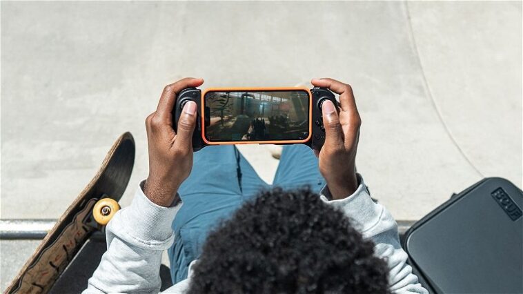 Tu as l'habitude de jouer sur ton iPhone? Tu vas vouloir la nouvelle manette SCUF conçue pour les mobiles 1 Tu joues souvent sur ton iPhone? Vous voudrez le nouveau contrôleur SCUF conçu pour les mobiles