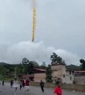 Une partie d'une fusée spatiale tombe près d'une ville de Chine: les images impressionnantes 6 Parte di un razzo spaziale cade vicino a una città della Cina: le impressionanti immagini