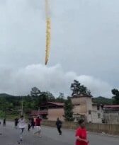 Une partie d'une fusée spatiale tombe près d'une ville de Chine: les images impressionnantes 18 Parte di un razzo spaziale cade vicino a una città della Cina: le impressionanti immagini