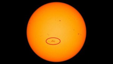 Une tache solaire très active est de nouveau dirigée vers nous. Que pouvons-nous attendre 28 Uma mancha solar altamente ativa está de novo apontada para nós. O que podemos esperar?