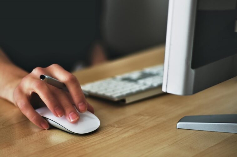 Les outils permettent aux employeurs d'attraper plus facilement les travailleurs qui simulent une activité informatique 1 New Big Brother tools make it easier for employers to catch workers faking computer activity
