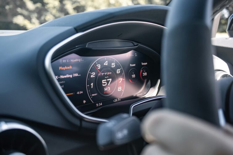 L'Union européenne impose des limiteurs de vitesse sur toutes les nouvelles voitures pour améliorer la sécurité routière 1 European Union mandates speed limiters on all new cars to enhance road safety