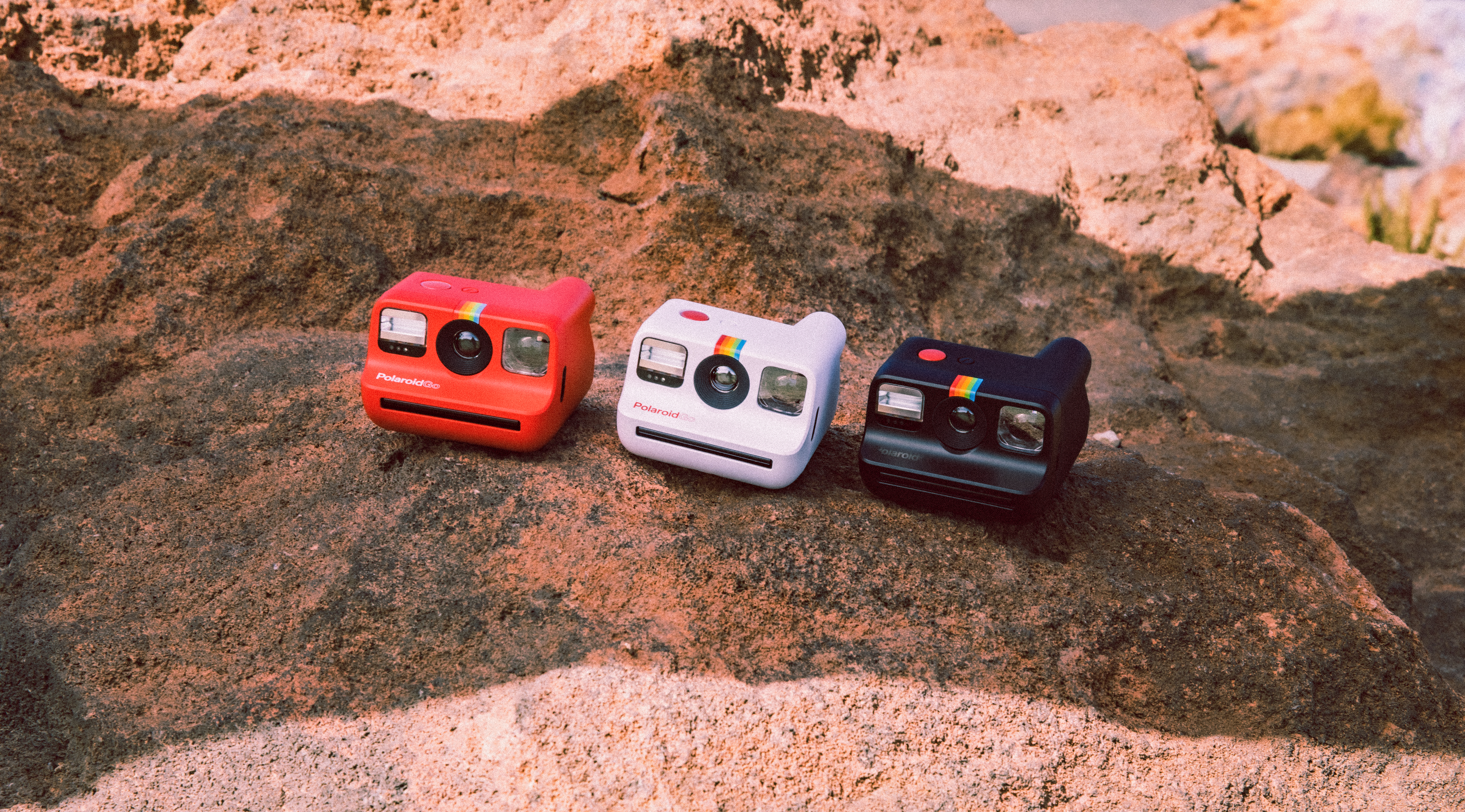 Votre meilleur allié pour cet été : Polaroid Go Gen 2, l'appareil photo analogique le plus petit du monde 3 Polaroid Go Gen 2 en rouge, blanc et noir