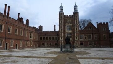 Les étudiants de première année du Collège Eton doivent échanger leurs smartphones contre des appareils fournis par l'école "idiot" Nokia 28 First-year Eton College students must trade their smartphones for school-provided dumb Nokias