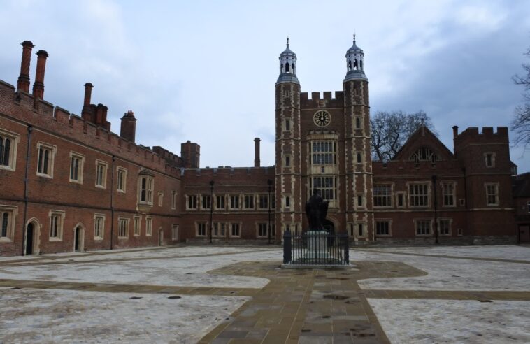 Les étudiants de première année du Collège Eton doivent échanger leurs smartphones contre des appareils fournis par l'école "idiot" Nokia 1 First-year Eton College students must trade their smartphones for school-provided dumb Nokias