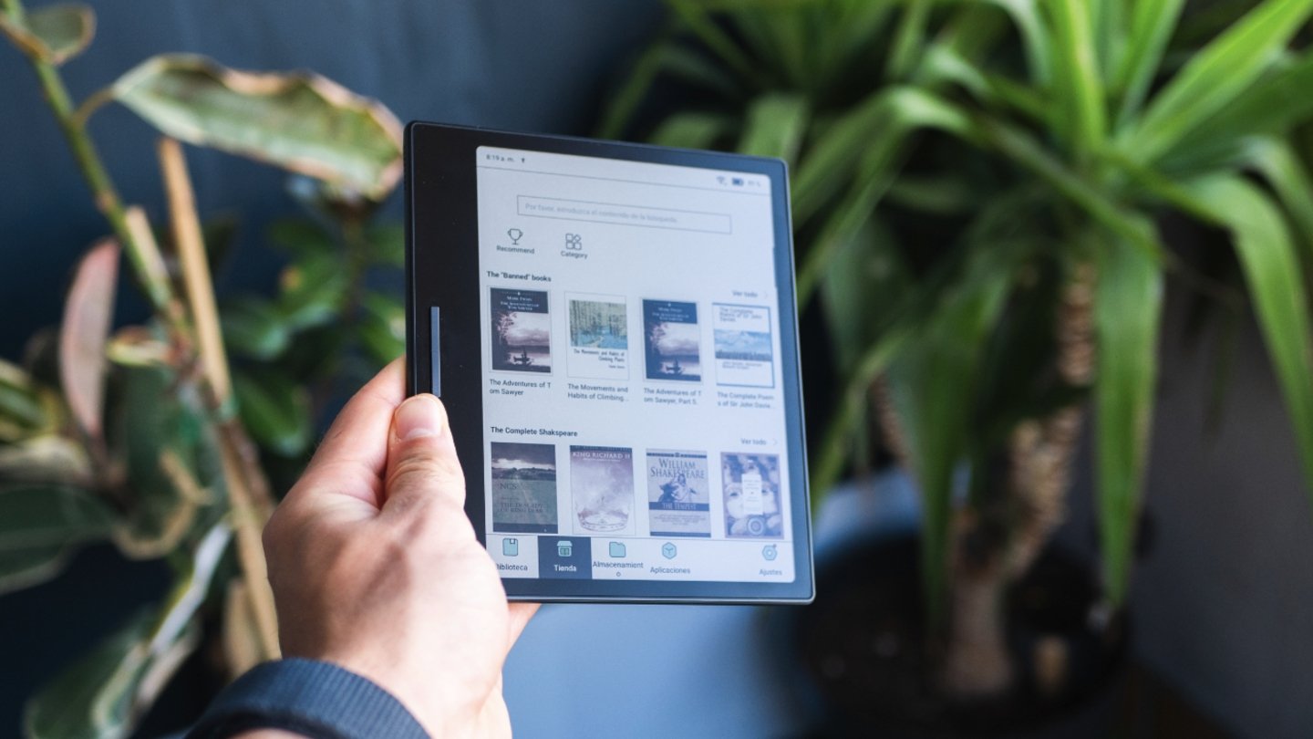 TEST BOOX Go Color 7 : l'alternative au Kindle avec écran couleur que vous cherchiez 5 BOOX Go Color 7 dans la main
