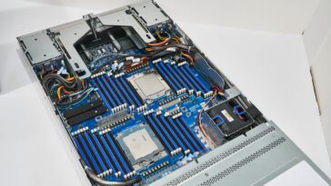 Gigabyte installe 48 emplacements de mémoire DDR5 sur une carte mère de serveur standard 12 Gigabyte stuffs 48 DDR5 memory slots onto a standard server board