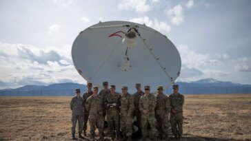 La Force spatiale américaine s'apprête à installer 24 stations de brouillage de satellites à distance 19 US Space Force is set to install 24 remote satellite jamming stations