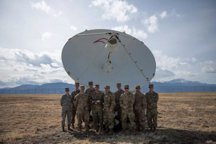 La Force spatiale américaine s'apprête à installer 24 stations de brouillage de satellites à distance 1 US Space Force is set to install 24 remote satellite jamming stations