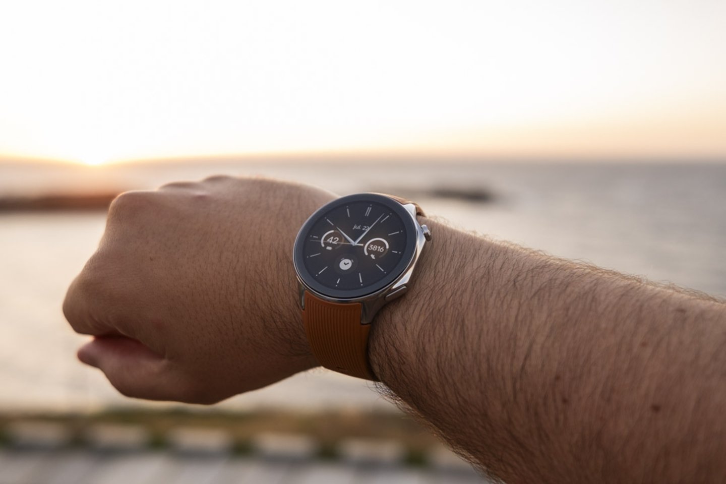 OPPO Watch X sur un paysage maritime