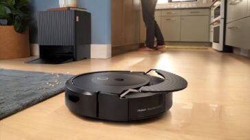 Le Roomba Combo 10 Max 2 en 1 d'iRobot est doté d'une vadrouille autonettoyante 11 iRobot