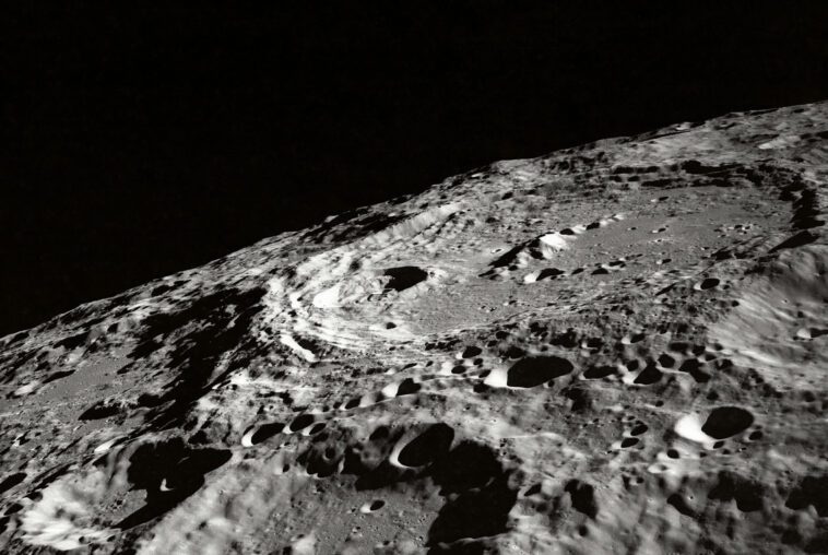 Des scientifiques chinois découvrent de l'eau dans un étrange cristal lunaire 1 Chinese scientists find water in strange lunar crystal, challenging dry Moon theory