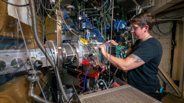 Des physiciens examinent un élément potentiel 120 après avoir synthétisé l'élément 116 avec un faisceau de particules de titane 30 Physicists looking at a potential element 120 after synthesizing element 116 with a titanium particle beam