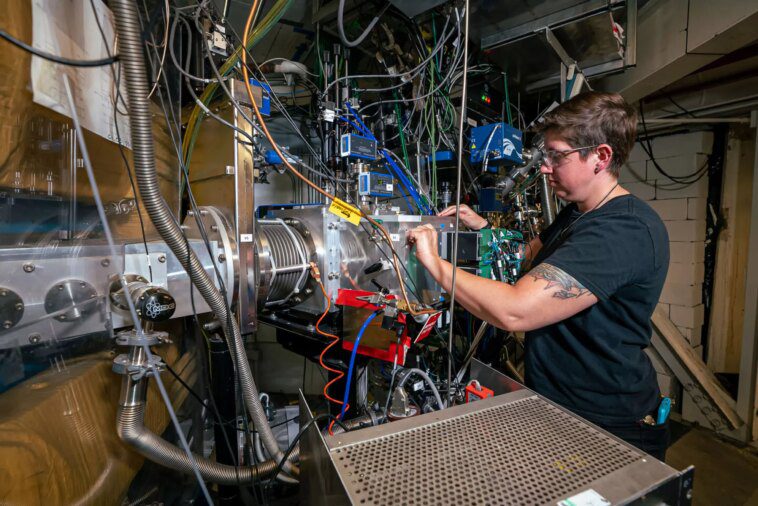 Des physiciens examinent un élément potentiel 120 après avoir synthétisé l'élément 116 avec un faisceau de particules de titane 1 Physicists looking at a potential element 120 after synthesizing element 116 with a titanium particle beam