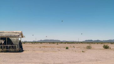 Des essaims massifs de 50 drones s'attaquent aux défenses du Pentagone lors de la démonstration la plus éprouvante à ce jour 27 Massive 50-drone swarms batter defenses in Pentagon