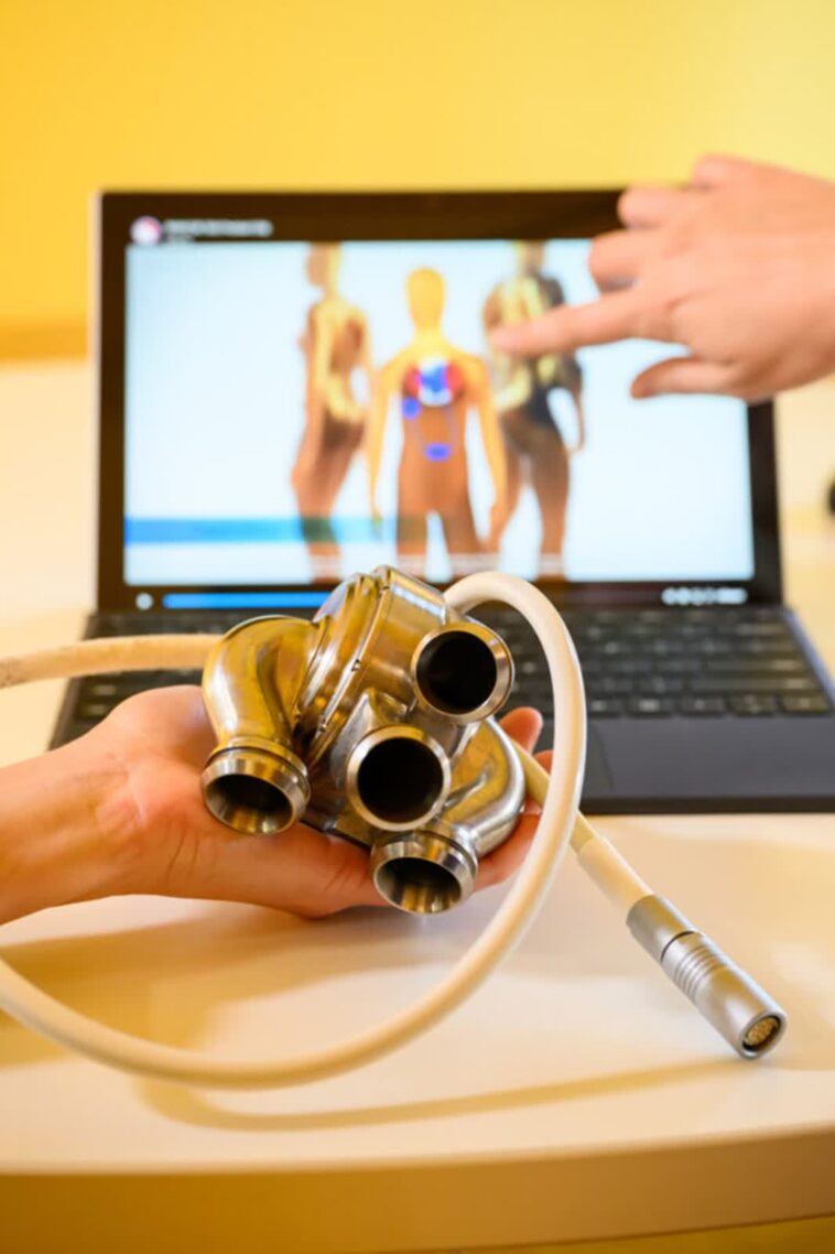 Un cœur rotatif en titane maintient le patient en vie pendant 8 jours jusqu'à la transplantation 1 Titanium rotary heart keeps patient alive for 8 days until transplant