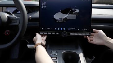 Ce véhicule électrique vous permet d'ajouter des boutons si le tableau de bord à écran tactile est trop futuriste pour vous 4 This EV lets you add buttons if the touchscreen dashboard is too futuristic for you