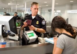 Les perquisitions téléphoniques sans mandat effectuées par des agents des douanes violent le quatrième amendement, selon un juge 80 Warrantless phone searches by customs agents violate the Fourth Amendment, judge rules