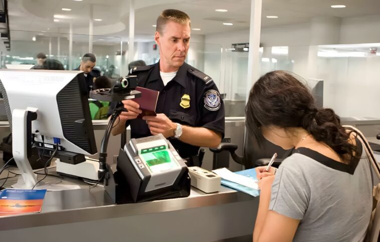 Les perquisitions téléphoniques sans mandat effectuées par des agents des douanes violent le quatrième amendement, selon un juge 1 Warrantless phone searches by customs agents violate the Fourth Amendment, judge rules