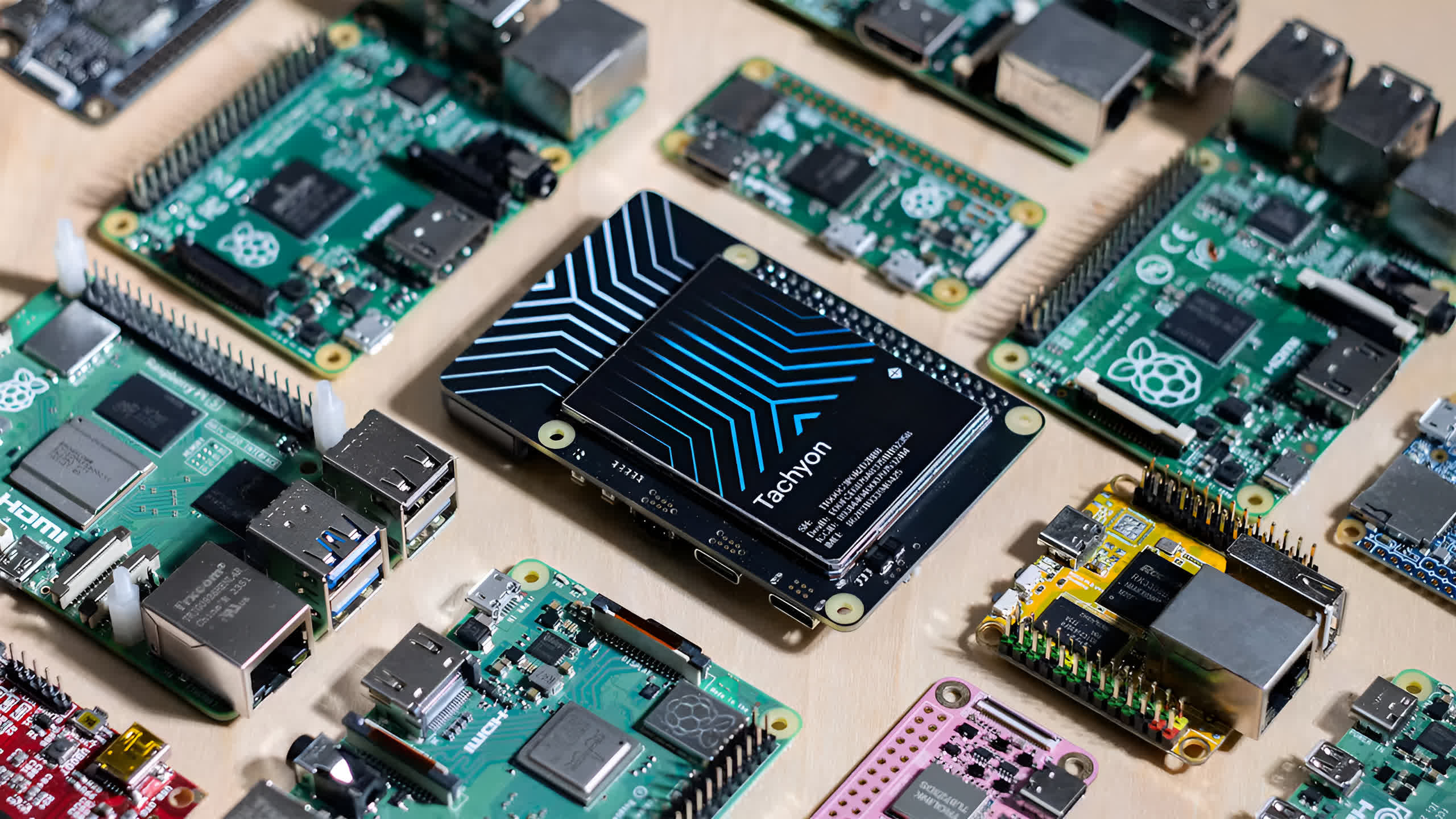 L'ordinateur monocarte Tachyon de Particle intègre la 5G et un NPU 12 TOPS dans un boîtier alimenté par Snapdragon 5 Particle
