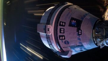 Le vaisseau spatial Starliner de Boeing qui a transporté les astronautes du Crew Flight Test de la NASA Butch Wilmore et Suni Williams vers la Station Spatiale Internationale (ISS) : sur cette photo, prise durant la nuit depuis le laboratoire orbital, il est accouplé au module Harmony de l'ISS / Crédit : NASA