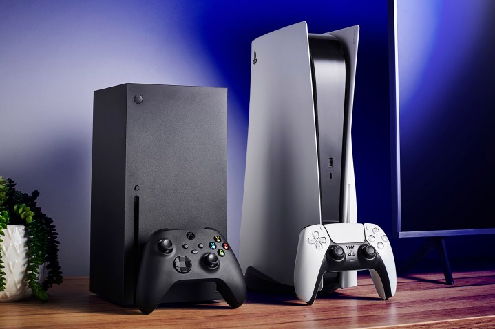 Chaque showcases de jeux d'été 2024 : programme complet et résumés 2 Salon avec les consoles de jeux vidéo Microsoft Xbox Series X (G) et Sony PlayStation 5, aux côtés d'une télévision et d'une barre de son.