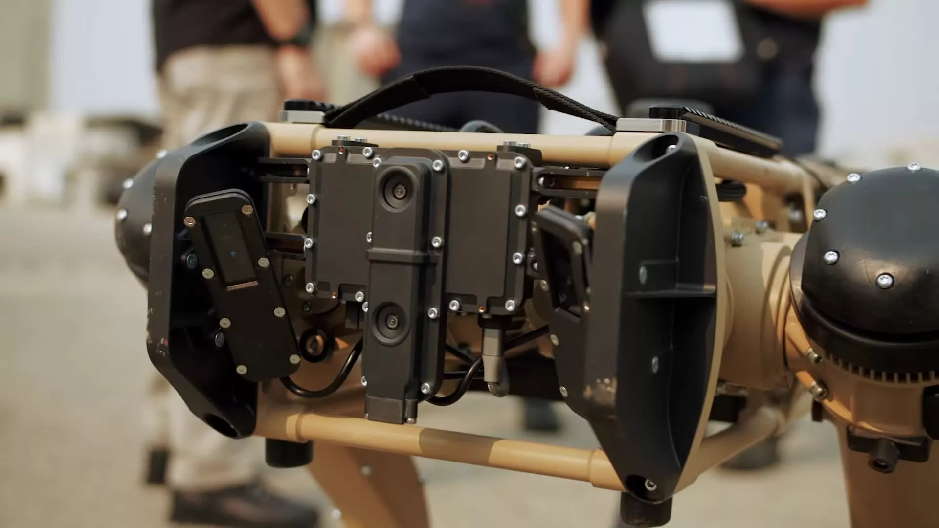 De la surveillance au déni de service : comment le nouveau chien robot NEO du DHS va changer les raids 130 From surveillance to denial-of-service: How the DHS