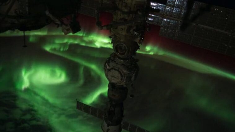 Des lettres étranges sont apparues dans l'atmosphère de la Terre: d'où viennent-elles 1 ESA | L'aurora polare immortalata da Samantha Cristoforetti. Credit: Samantha Cristoforetti / ESA / Twitter
