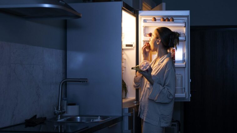 Je me goinfrais tous les soirs, mais je ne m'en rendais pas compte" : l'histoire de Jill, atteinte d'un trouble rare du sommeil 1 Immagine