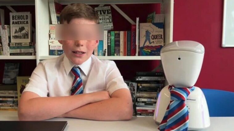 Le garçon a un cancer et ne peut pas aller à l'école: il a trouvé une solution pour suivre les cours 1 Immagine