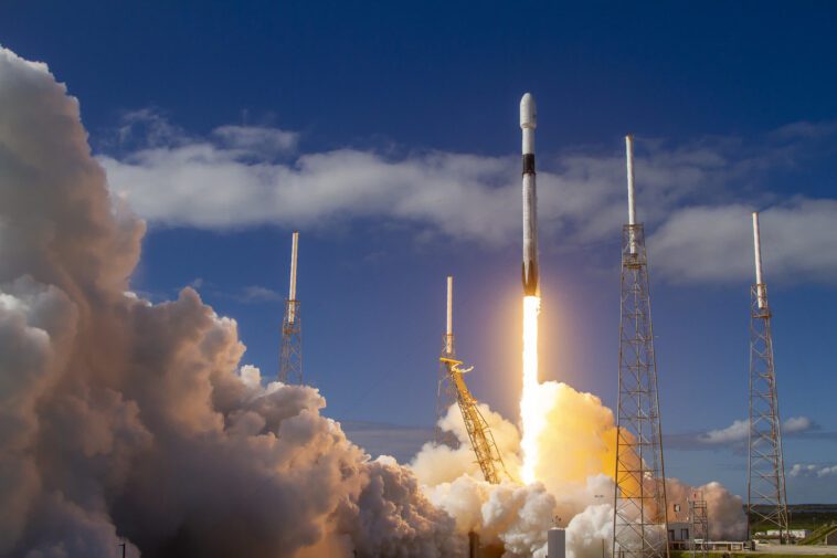 L'échec du lancement de la fusée SpaceX entraîne la chute de 20 satellites Starlink, enquête arrive 1 SpaceX rocket launch failure leads to 20 Starlink satellites falling from sky, prompting probe