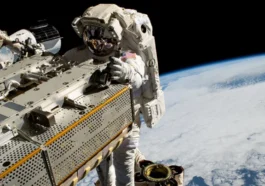 Les astronautes vont arrêter d'utiliser des couches et vont commencer à boire de l'urine comme de l'eau 116 Illustration d'un astronaute de la NASA effectuant un travail extravéhiculaire et ayant besoin de recycler son urine