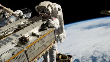 Les astronautes vont arrêter d'utiliser des couches et vont commencer à boire de l'urine comme de l'eau 20 Illustration d'un astronaute de la NASA effectuant un travail extravéhiculaire et ayant besoin de recycler son urine