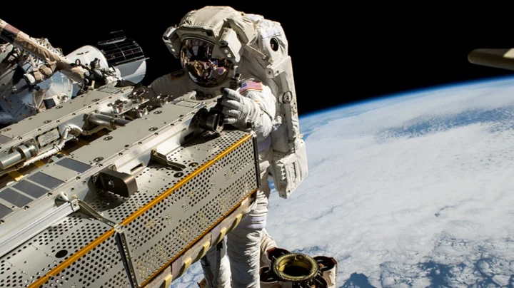 Les astronautes vont arrêter d'utiliser des couches et vont commencer à boire de l'urine comme de l'eau 2 Illustration d'un astronaute de la NASA effectuant un travail extravéhiculaire et ayant besoin de recycler son urine