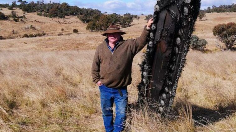 Les débris qui tombent du ciel sont devenus un problème: que se passe-t-il avec les déchets spatiaux 1 X | Photo de l'homme en Australie qui a trouvé le fragment de la navette Dragon de SpaceX