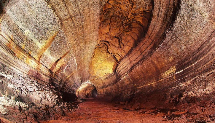 Les scientifiques viennent de découvrir des preuves de passages cachés sous la surface de la Lune 5 Illustration des tubes de lave sur Mars