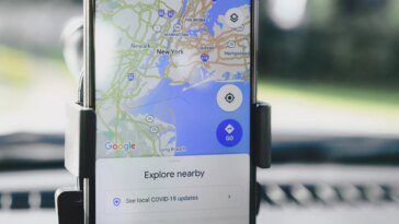 Les utilisateurs contestent les publicités pop-up distrayantes de Google Maps qui suggèrent "détours rapides" 21 Users challenge distracting Google Maps pop-up ads that suggest quick detours