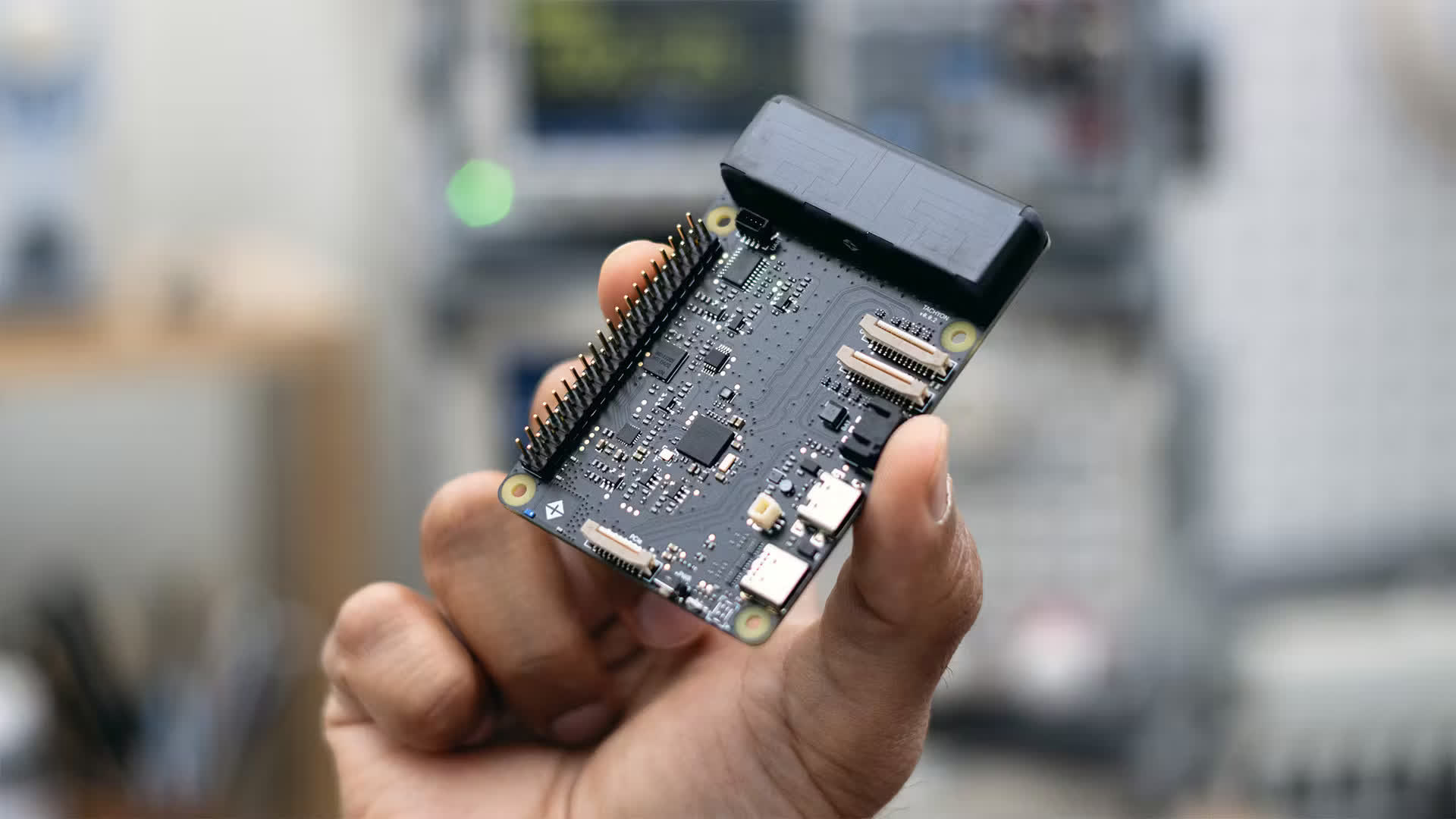 L'ordinateur monocarte Tachyon de Particle intègre la 5G et un NPU 12 TOPS dans un boîtier alimenté par Snapdragon 2 Lordinateur monocarte Tachyon de Particle integre la 5G et un