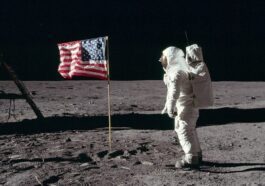 L'astronaute Buzz Aldrin photographié par Neil Armostrong saluant le drapeau américain après l'historique atterrissage sur la Lune / Crédit : NASA
