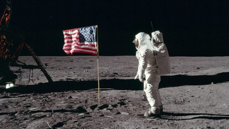 Lune, il y a 55 ans le débarquement des astronautes de l'Apollo 11 et le "grand pas pour l'humanité" 1 L'astronaute Buzz Aldrin photographié par Neil Armostrong saluant le drapeau américain après l'historique atterrissage sur la Lune / Crédit : NASA