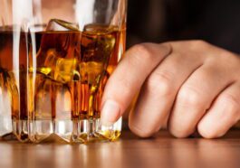 Misturar bebidas energéticas com álcool pode afetar a função cerebral, afirma estudo